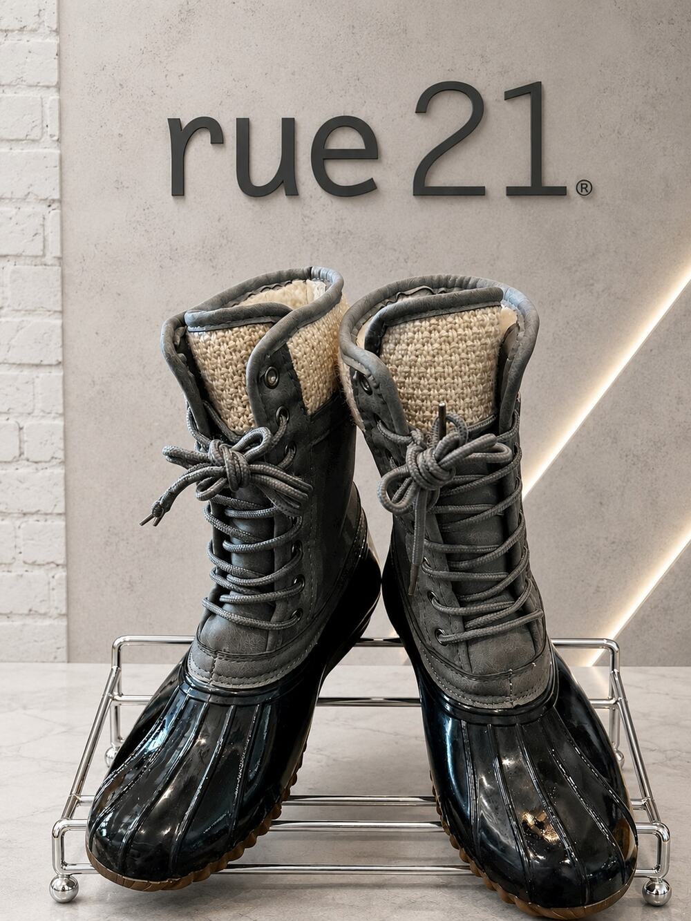 Rue21 Faux Fur Duck Boots Lace Up Gray Black Women’s Size 6